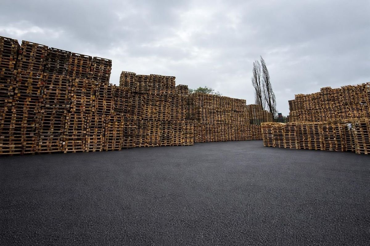 Large-scale wooden pallet storage at DirectPAL